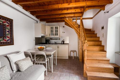Kuchyňa alebo kuchynka v ubytovaní Traditional Rustic Maisonette by Konnect