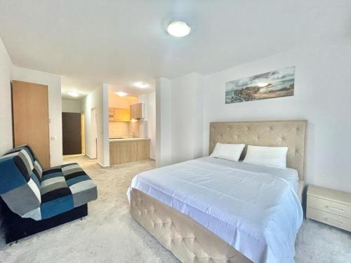 um quarto com uma cama e uma cadeira em Redondo Apartments Budva em Budva
