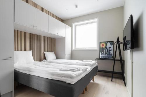 uma cama grande num quarto com uma janela em Tott studios em Åre
