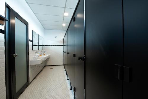 łazienka z 2 umywalkami i lustrem w obiekcie M-Stay Hostel w mieście Chemor
