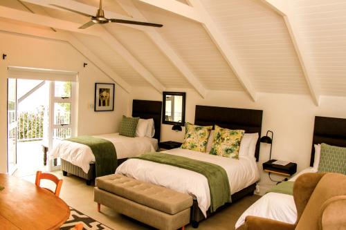 Un pat sau paturi într-o cameră la Hermanus Champagne Accommodation