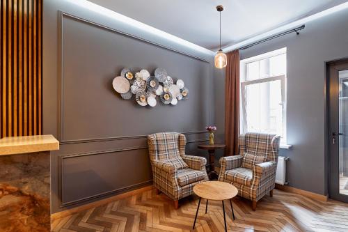 uma sala de estar com duas cadeiras e uma mesa em Hotel Classic em Kiev