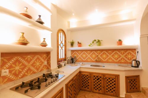 タンジェにあるRiad Villa with Mediterranean Sea Views of Spain and Gibraltarのキッチン(コンロ、カウンタートップ付)