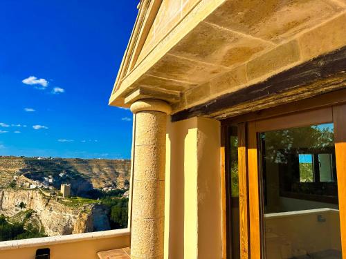 アルカラ・デル・フカルにあるAlkalea Hospederíaの景色を望む窓付きの建物