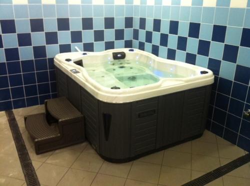 e bagno con vasca e sedia. di Paraiso Dourado a Porto Santo