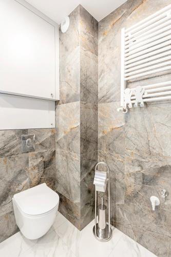 a bathroom with a toilet and a wall at Korczaka2A in Kąty Wrocławskie