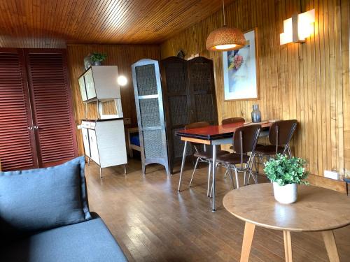 un salon avec une table et des chaises dans l'établissement Natuurhuisje - 'Gites de la Vie' - Hondvriendelijk - Normandië, à Torchamp