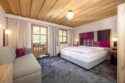 Postel nebo postele na pokoji v ubytování Kinder- & Gletscherhotel Hintertuxerhof