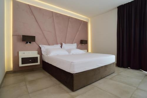 um quarto com uma cama grande e uma televisão em M2 Hotel em Campi Bisenzio