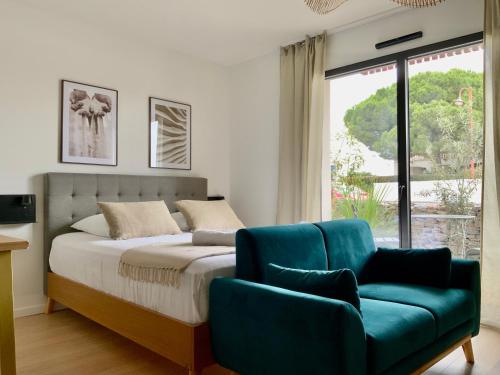 een slaapkamer met een bed, een stoel en een raam bij Les Loges de la Mer - Pérols in Pérols