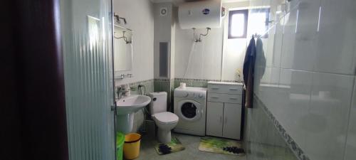 y baño con lavamanos y lavadora. en Dom-El Real Apartments 3 - Sveti Vlas, en Sveti Vlas