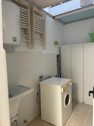 eine Waschküche mit Waschmaschine und Trockner in der Unterkunft Acogedor apartamento en la playa vera in Vera