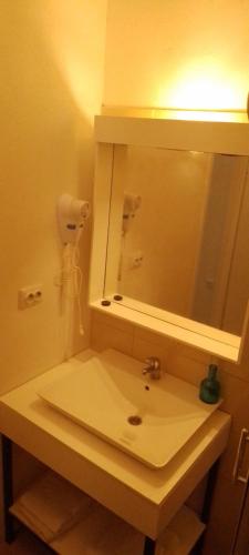bagno con lavandino e specchio di APARTMAN KEVIN a Karlobag (Carlopago)