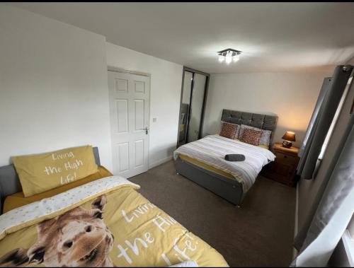 sypialnia z łóżkiem, łóżkiem i biurkiem w obiekcie San Pedro - Flagship Lodge w mieście Rochester
