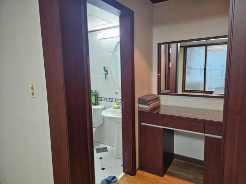 een badkamer met een wastafel, een toilet en een spiegel bij Dongtan Sharp-2 Family House 