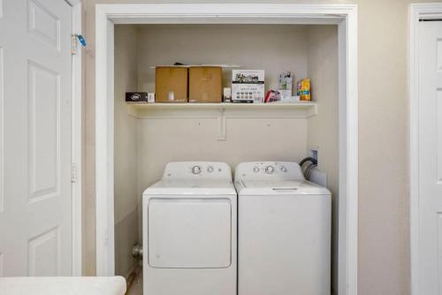 Φωτογραφία από το άλμπουμ του 2 bed 2 and a half bath close to shopping restaurants and more σε Πουέμπλο