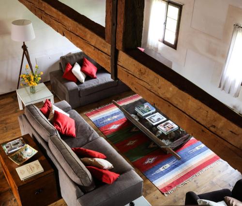 vista sul soffitto di un soggiorno con 2 divani di Foresteria Di Villa Tiepolo Passi a Treviso