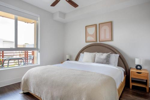 Postel nebo postele na pokoji v ubytování Playa Vista 1br w pool gym lounge wd nr 405 LAX-1026