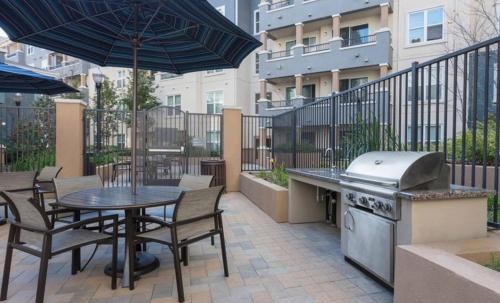 Un balcón o terraza en San Bruno 2BR w Pool WD Gym highway access SFO-727