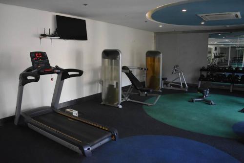 Das Fitnesscenter und/oder die Fitnesseinrichtungen in der Unterkunft Lavish Suite w/ fast Wi-fi near Greenbelt & Ayala