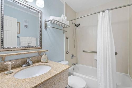 uma casa de banho com um lavatório, um WC e um chuveiro em Stunning Bay Views from your Private Balcony em Tampa