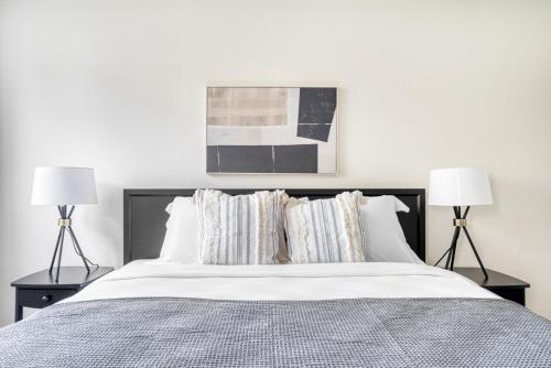 a bedroom with a large bed with two lamps at Sunnyvale 1BR w Pool WD Gym nr 101 SFO-1050 in Sunnyvale