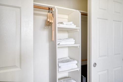a closet with white towels and a door at Sunnyvale 1BR w Pool WD Gym nr 101 SFO-1050 in Sunnyvale