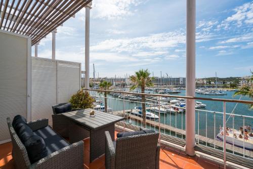 a balcony with a table and chairs and a marina at Marina de Lagos Penthouse - 250m from beach in Lagos