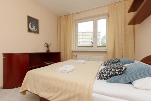 1 dormitorio con 1 cama y ventana en Spacious & Quiet 1 Bedroom Apartment in Pruszków by Renters, en Pruszków