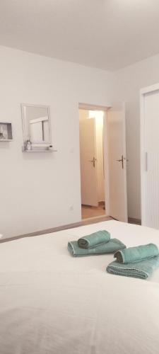 イェルサにあるApartment SEAVIEW Jelsa Račićの- 白いベッドの上のタオル2枚(1室あたり)