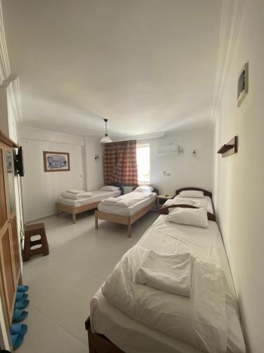安塔利亞的住宿－AY OTEL 2，一间卧室,配有两张床