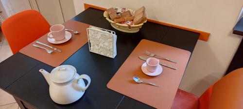 una mesa con un set de té encima en Centralissima Torino, en Turín