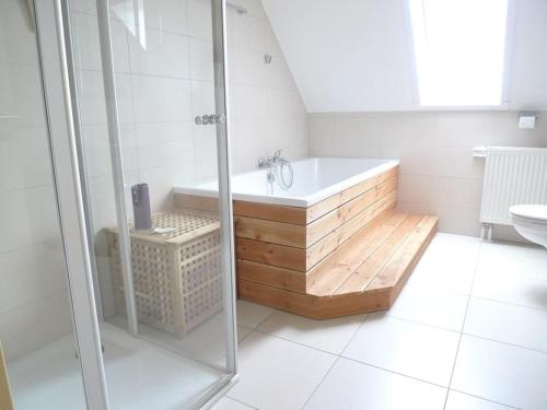 ein Badezimmer mit einer Dusche, einer Badewanne und einem Waschbecken in der Unterkunft Hermanns Teufelshütte in Betzenstein