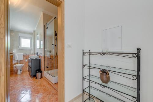 bagno con doccia e servizi igienici in camera. di Sans Souci Split a Spalato (Split)