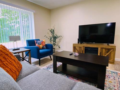 A television and/or entertainment centre at 2 BR Family Friendly Nature Getaway near Golf Course