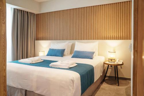 Tylissos Beach Hotel - Adults Only tesisinde bir odada yatak veya yataklar