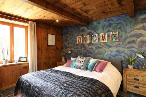 um quarto com uma cama grande num quarto em Chalet Sous les Bois em Les Houches