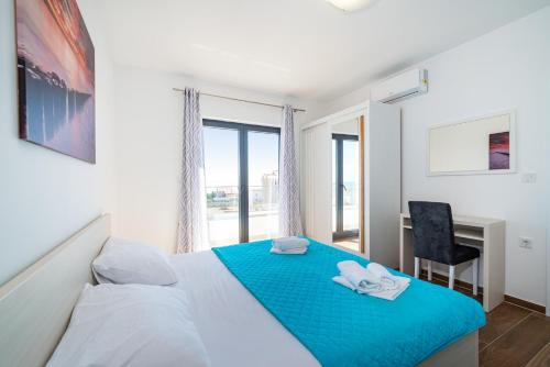 - une chambre avec un lit, un bureau et une fenêtre dans l'établissement Villa Laura View, à Novalja