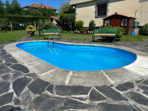 una gran piscina azul en un patio en La Casona El Carrascal, en La Gandara