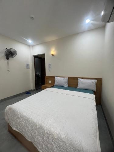a bedroom with a large bed in a room at Thao Nguyen Homestay in Quy Nhon