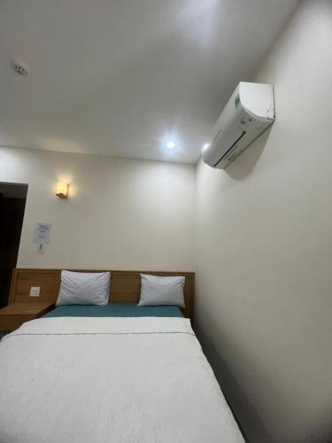 a small bedroom with a bed and a light at Thao Nguyen Homestay in Quy Nhon