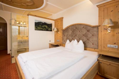 Postel nebo postele na pokoji v ubytování Hotel Silberberger - Wildschönau