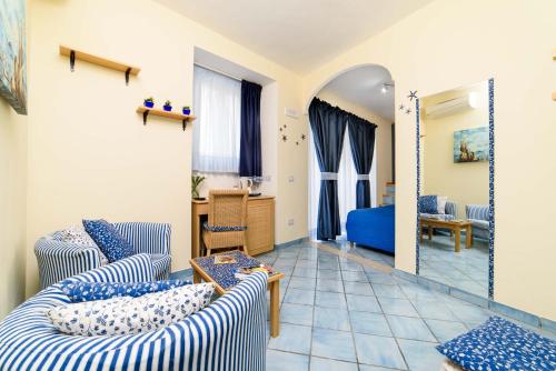 uma sala de estar com dois sofás listrados azul e branco em Sharon House em Amalfi