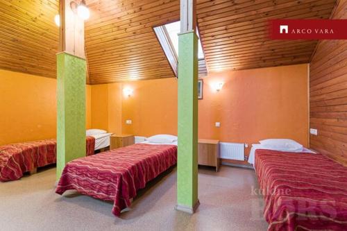 Un pat sau paturi într-o cameră la Urusel Hostel