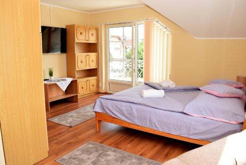 Postel nebo postele na pokoji v ubytování Nóra apartman