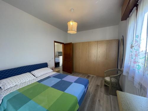 sypialnia z łóżkiem i lampką w obiekcie Oasi di Relax w mieście Santa Maria di Scacciano