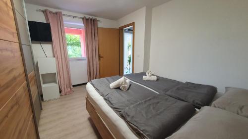 - une chambre avec un lit et 2 oreillers dans l'établissement Apartment Irene, à Sečovlje