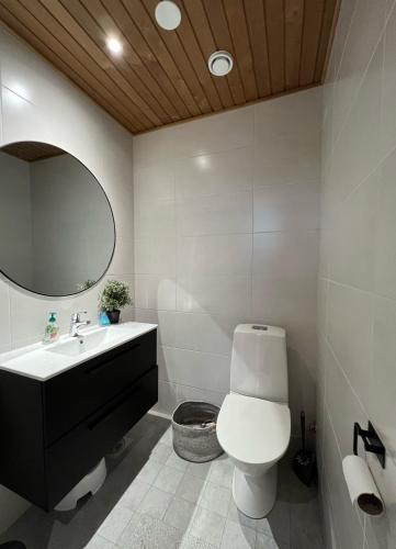 Un baño de Black Work Levi Aarni