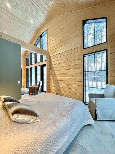 um quarto grande com uma cama grande e janelas grandes em Black Work Levi Aarni em Kittilä