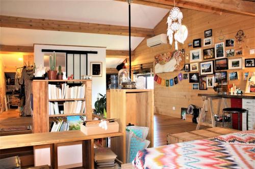 een kamer met een bureau en een boekenplank met boeken bij Mas dans vignoble classé, plages, randos, village. in Le Pradet